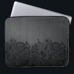 Black Metallground & Black Paisley Snöre Laptop Fodral<br><div class="desc">Svart borstat aluminiumtryck och svart paisley snöre. Anpassningsbar och valfritt monogram.</div>