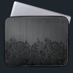 Black Metallground & Black Paisley Snöre Laptop Fodral<br><div class="desc">Svart borstat aluminiumtryck och svart paisley snöre. Anpassningsbar och valfritt monogram.</div>