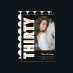 Black Modern Arch Photo TRETY 30års födelsedag Par Inbjudningar<br><div class="desc">Svart Modern Arch Photo TRETY 30års födelsedag Party Investigation. Den här eleganten har en svart bakgrund som kan ändras till vilken färg som helst,  en platshållare för bågfoto som du enkelt kan ersätta med ett eget,  "TRETY" i fet sans-serif-teckensnitt med faux guld-folie infogat.</div>