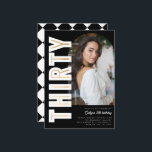 Black Modern Arch Photo TRETY 30års födelsedag Par Inbjudningar<br><div class="desc">Svart Modern Arch Photo TRETY 30års födelsedag Party Investigation. Den här eleganten har en svart bakgrund som kan ändras till vilken färg som helst,  en platshållare för bågfoto som du enkelt kan ersätta med ett eget,  "TRETY" i fet sans-serif-teckensnitt med faux guld-folie infogat.</div>