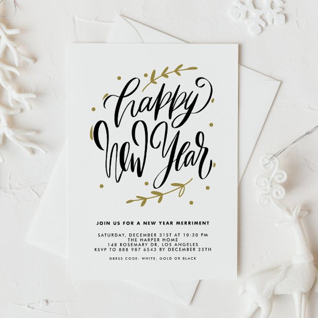 Black Modern Calligraphy and Wreath New Year Party Inbjudningar (Customizable New Year party invitation featuring modern calligraphy and foliage wreath.)