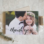 Black Modern Calligraphy Photo Bröllop Tack Kort<br><div class="desc">Jag vill uttrycka min djupa tacksamhet med vårt fantastiska anpassade-fotokort bröllop, som är designat med elegantens moderna kalligrafi. Det här kortet är ett sofistikerat och snyggt sätt att tacka dina gäster för att de har delat med sig på din speciella dag. Kortet innehåller ett särskilt utrymme för ett omhuldat foto...</div>