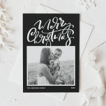 Black Modern Calligraphy Photo God jul Julkort<br><div class="desc">God Jul! Skicka önskemål till familj och vänner med det här anpassadet till jokertecken. Den har modern kalligrafi och ett enkelt skript på en svart bakgrund. Anpassa detta moderna julkort för kalligrafi genom att lägga till ditt foto,  meddelande och namn. Det här moderna julkortet finns på andra bilar.</div>