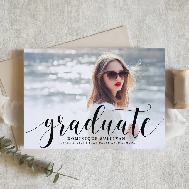 Black Modern Calligraphy Photo Studenten Inbjudningar (Personalized Photo Graduation Invitation with Black Modern Calligraphy – Customizable Photo)
