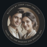 Black Modern Minimalist Wedding Guest Gift Simple Runt Klistermärke<br><div class="desc">Celebrate your love story with our custom round wedding stickers—designed to showcase your favorite photo as a beautiful keepsake. Whether you use them to seal invitation envelopes, dress up favor jars, or add a personal touch to gift bags, these glossy, high-quality stickers bring warmth and intimacy to every detail. Your...</div>
