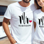 Black Modern Script Personligt bröllp Monogram T-shirt<br><div class="desc">Anpassningsbar Mr shirt-design med modernt snyggt-skript och röd hjärtaccent kan vara personlig med gruppens efternamn. Gör en underbar bröllop-gåva till smekmånaden!</div>