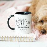 Black Modern Script Personligt bröllp Newlyed Mugg<br><div class="desc">Modern och avslappnad chic svart kalligrafiskript "Mrs" kvinnas kaffemärke bröllop mugg har anpassningsbar som kan vara personlig med brudens nya gifta efternamn och bröllop-datum. Gör en perfekt till den nya bruden!</div>