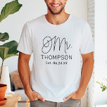 Black Modern Script Personligt bröllp T Shirt<br><div class="desc">Den moderna och avslappnad chicens svarta kalligrafskript "Mr" manar bröllop T-skjorta har anpassningsbar som kan vara personlig med gruppens efternamn och bröllop-datum. Perfekt för den nye till bäran på smekmånaden och därutöver! Besök vår affär för matchande mrs shirt.</div>