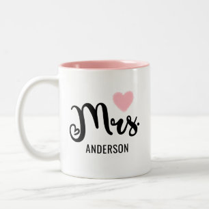 Black Modern Script Rosa Heart Personligt bröllp Två-Tonad Mugg