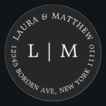 Black Monogram Bröllop Runt Klistermärke<br><div class="desc">Modern och minimalistisk bröllop-symbol med dina två inledande monogram och adress. En enkel design som fortfarande visas som chic och snyggt. De här kuverten är ett underbart sätt att lägga till en elegant till din bröllopsinbjudan.</div>