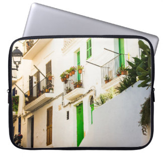 BLACK MOTORCYCLE NÄRA WHITE WALL BYGGER I DAYTI LAPTOP FODRAL