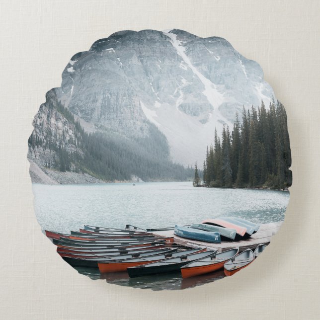 BLACK MOUNTAIN COVERED WITH SNOW UNDER GREY SKY RUND KUDDE (Framsidan)