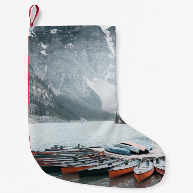 BLACK MOUNTAIN SOM OMFATTAS AV SNÖ UNDER GRÅTT HIM LITEN JULSTRUMPA (Framsidan)