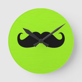 Black Mustache på Gröntens bakgrund Rund Klocka