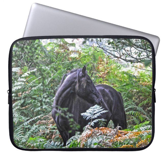 Black New Forest Pony & Forest U.K. Laptop Sleeve (Framsidan)