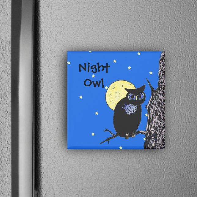 Black Night Uggla Blue ögon i Träd Måne Stars Magnet (Black night owl in tree with yellow moon and stars on blue frig magnet.)