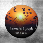 Black Ombre Orange Sunset Photo Bröllop Magnet<br><div class="desc">Skapa din egen spara datum- eller jubileumsmagnet. En svart ombre med ett foto av en matstrupe som silhuetterades mot en stark orange solnedgång. Namnen för bruden och brudgummen finns i ett vitt kalligrafteckensnitt. Solnedgång i bröllop. Havsyd, strand, oceanside eller bröllop vid havet. Underbara magneter för ett tropiskt bröllop-mål. Svartvit, rund...</div>