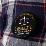 Black Orange Law School Studenten Keepsaké Knapp<br><div class="desc">Den moderna anpassningsbarna studenten i svart och orange har klasstypografi för en klass på 2024 student. Anpassa med ditt studieår under den vita skalan av rättvisa för en advokat eller advokat i underbar personlig.</div>