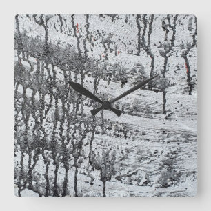 black paint drip on concrete fyrkantig klocka