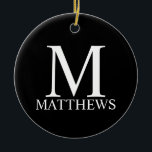 Black Personlig Monogram och Namn Julgransprydnad Keramik<br><div class="desc">Personlig Monogram och Namn Gifthas personlig monogram och namn i vitt klassiskt serif font stil på svart bakgrund.
Perfekt för helgdag, familjeåterförening och eventuella särskilda tillfällen.</div>