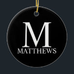 Black Personlig Monogram och Namn Julgransprydnad Keramik<br><div class="desc">Personlig Monogram och Namn Gifthas personlig monogram och namn i vitt klassiskt serif font stil på svart bakgrund.

Perfekt för helgdag,  familjeåterförening och eventuella särskilda tillfällen.</div>
