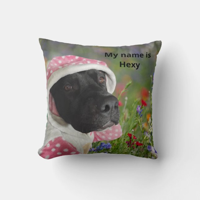 Black Pitbull i en Rosa Polka Dot-Huva - Blommigt  Kudde (Framsida)