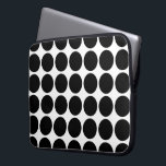 Black Polka dots on White Laptop Sleeve<br><div class="desc">Fet svart polka dots på vit bakgrund. Det geometriska mönster skapades från början. Digitalt skapat bild. Copyright © 2013 Claire E. Skinner. Alla rättigheter förbehållna.</div>