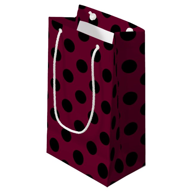 Black polka dots på burgundy (Framsidan Vinklad)