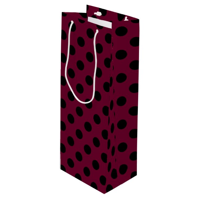Black polka dots på burgundy (Framsidan Vinklad)