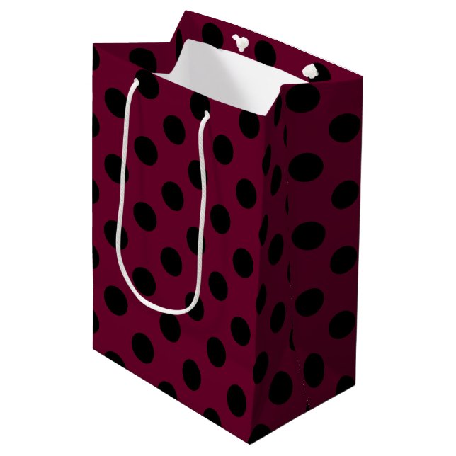 Black polka dots på burgundy (Framsidan Vinklad)