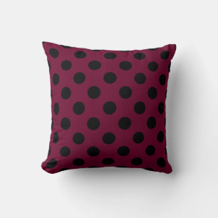 Black polka dots på burgundy kudde