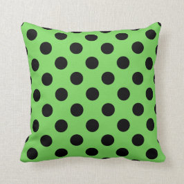 Black polka dots på kalkgrönt kalk kudde