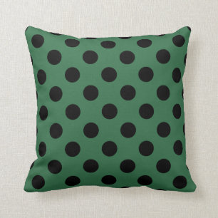 Black polka dots på kelly grönt kudde