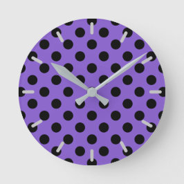 Black polka dots på lavender rund klocka