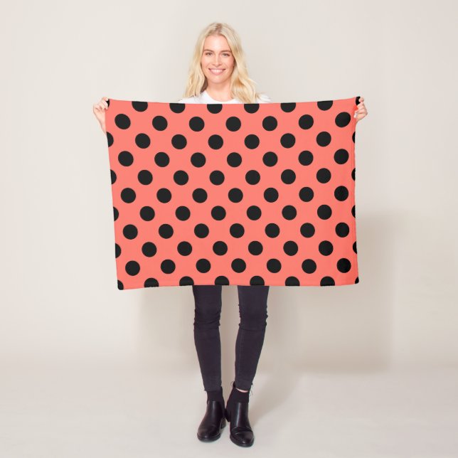 Black polka dots på levande korall fleecefilt (På plats)