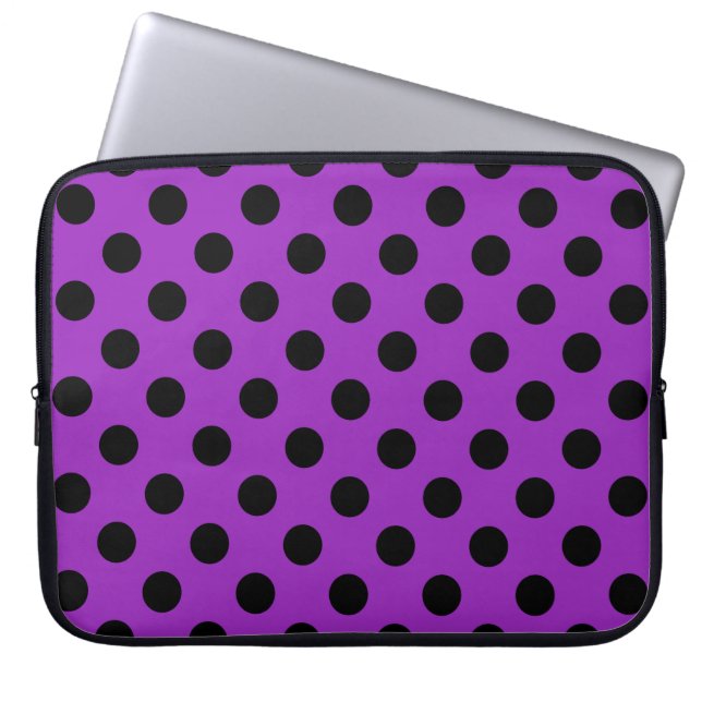 Black polka dots på lila laptop sleeve (Framsidan)