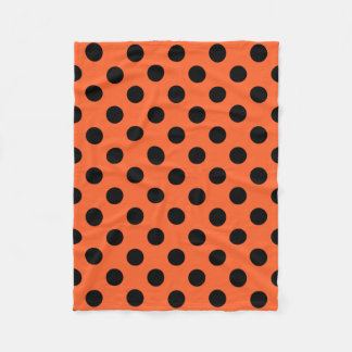 Black polka dots på orange fleecefilt