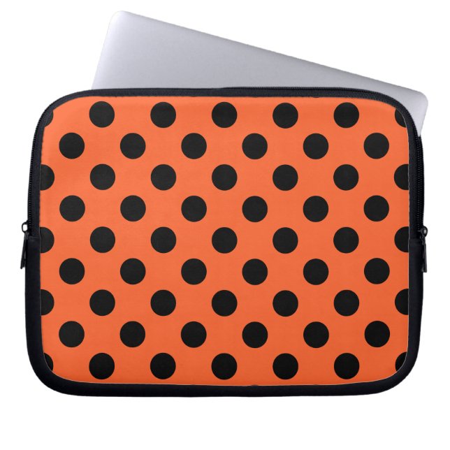 Black polka dots på orange laptop sleeve (Framsidan)
