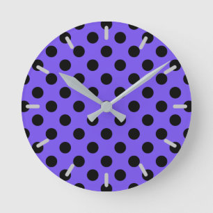 Black polka dots på periwinkle rund klocka