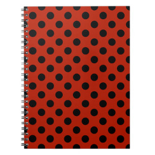 Black polka dots på röd anteckningsbok