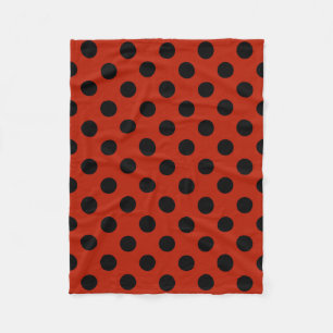 Black polka dots på röd fleecefilt