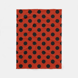 Black polka dots på röd fleecefilt