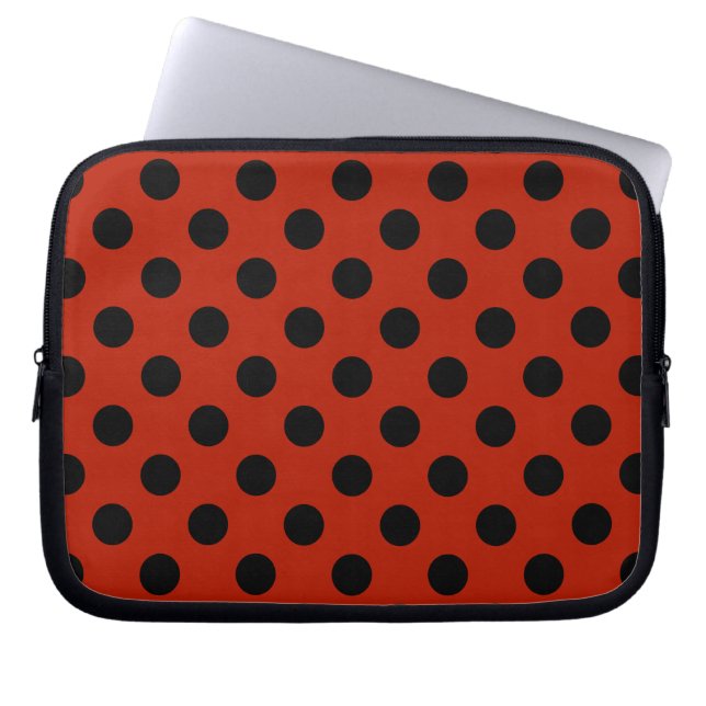 Black polka dots på röd laptop fodral (Framsidan)