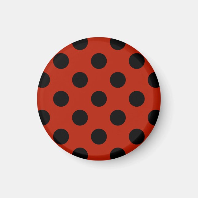 Black polka dots på röd magnet (Framsidan)