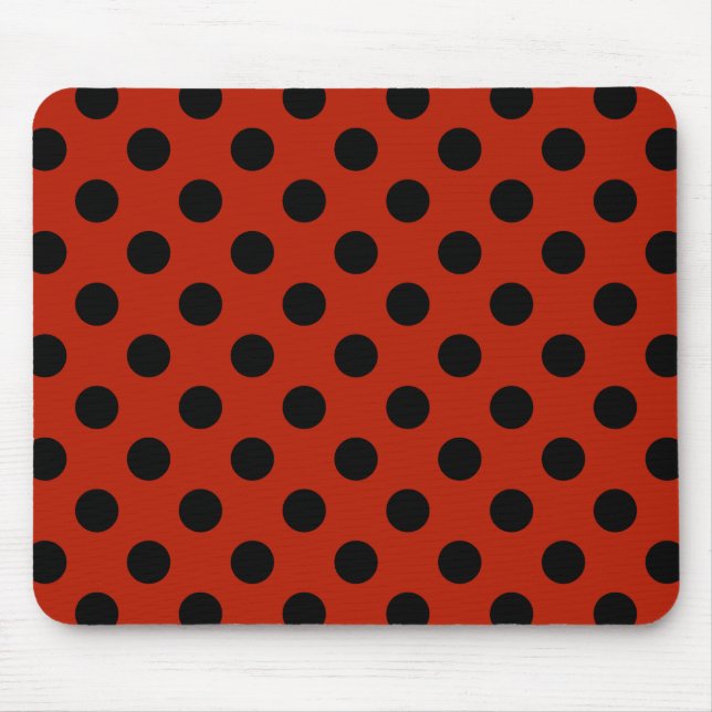 Black polka dots på röd musmatta (Framsidan)