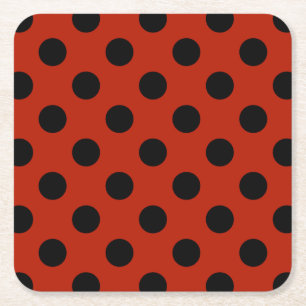 Black polka dots på röd underlägg papper kvadrat