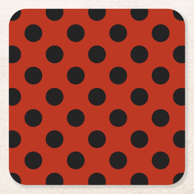 Black polka dots på röd underlägg papper kvadrat (Framsidan)