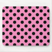 Black polka dots på rosa