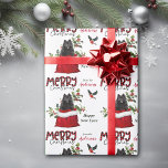 Black Pommern Hund i julklapp Bag Presentpapper<br><div class="desc">Det upprepade mönster på denna söta julomslutning papper är en bild av en svart Pommern-hund som pissar ut från en röd och vit Helgdag-presentväska. Bakom honom ligger en sprit av grå och röda bär. En röd och svart bullfinkfågel kommer snart att landa. Stiliserad röd och svart buffelpläterad text säger GOD...</div>