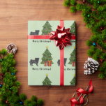 Black Pug Cute Tecknad hund med Julgran Presentpapper<br><div class="desc">Desteis ursprungliga tecknad illustration av en söt svart jacka hund av färg Pug. Hund står vid ett festligt Julgran med röda prydnadsföremål och gult, en vit pärlträdgård och en gult stjärna på träd. Det finns också två inslagna presenter vid träd och det finns ett textområde som nu lyder: "God jul!"....</div>